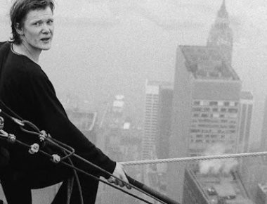 Η στιγμή που ο Philippe Petit διέσχιζε την απόσταση μεταξύ των Δίδυμων Πύργων πάνω σε ένα καλώδιο! (εικόνες, βίντεο)